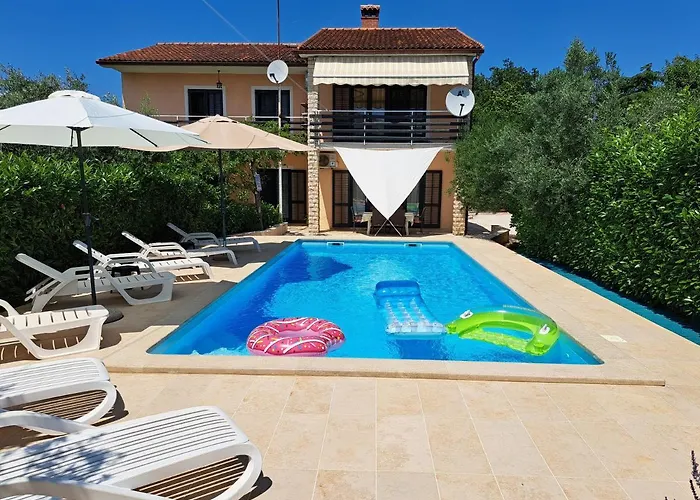 Big Pool Apartment In Pula