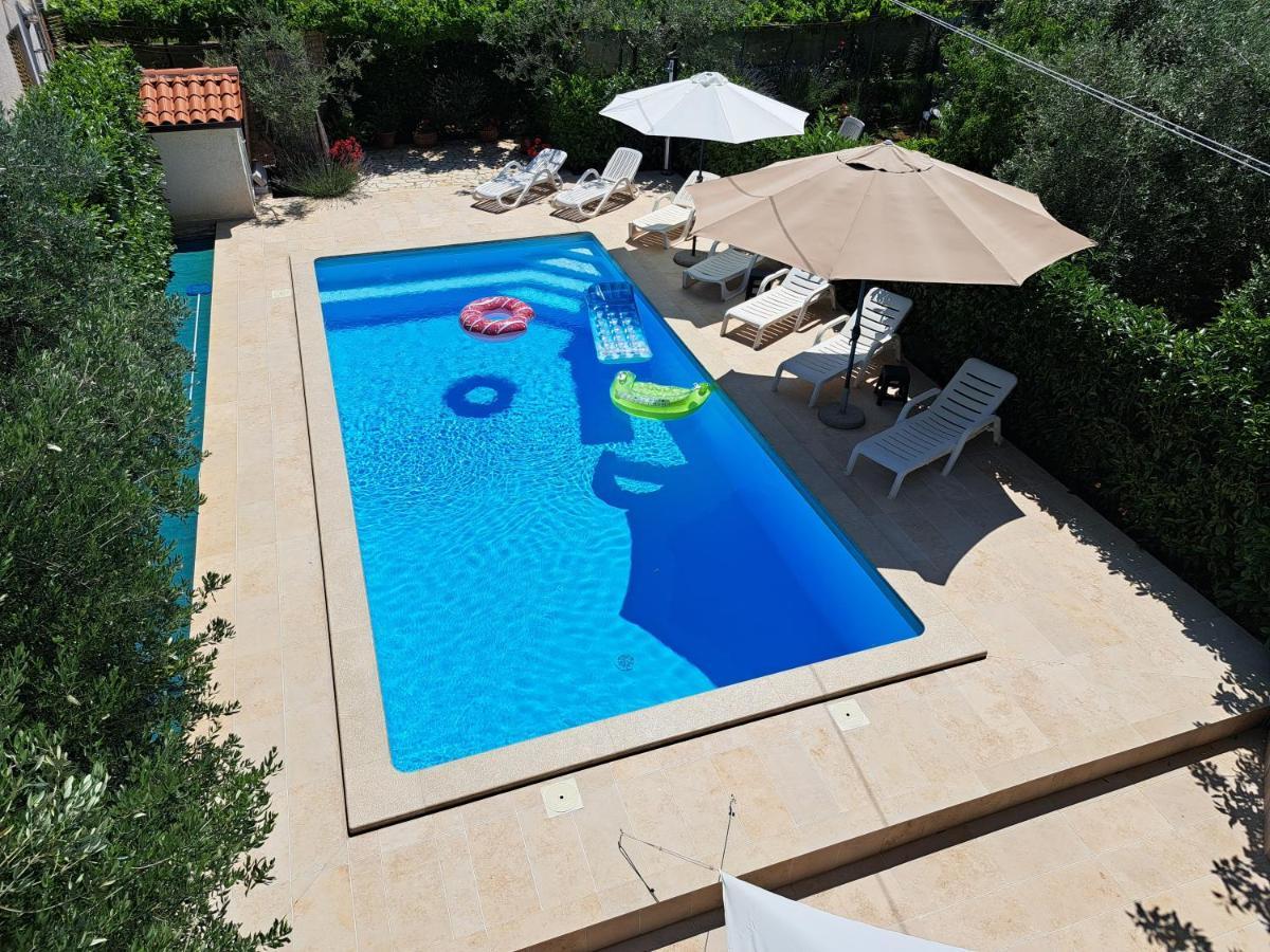 Big Pool In Apartment *